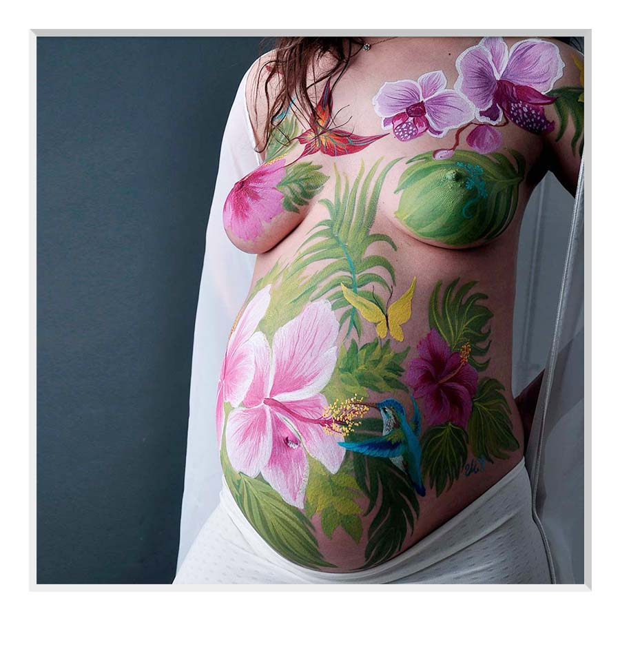 Babybauch-Fotoshooting-Kombi Paket, kreative Babybauchbemalung: Motiv Blumen und Kolibri.