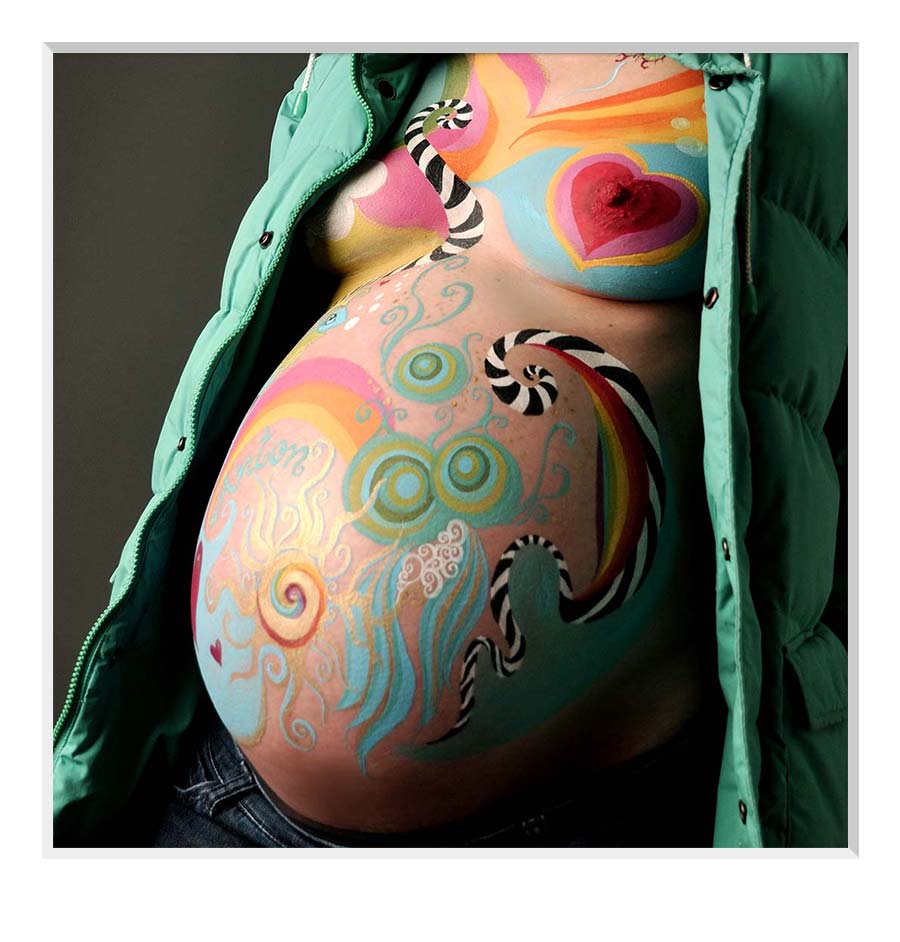 babybauch-fotoshooting-kombipaket, Detailausschnitt beim Babybauchbemalung Abstrakt